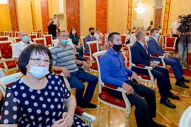 Строителям вручили областные награды